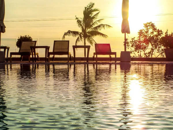 Reflet coucher de soleil à la piscine — Photo