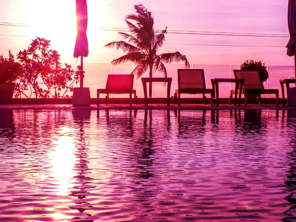 Coucher de soleil ciel violet à la piscine — Photo