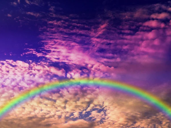 Céu por do sol e nuvem borrão luz céu roxo e arco-íris — Fotografia de Stock