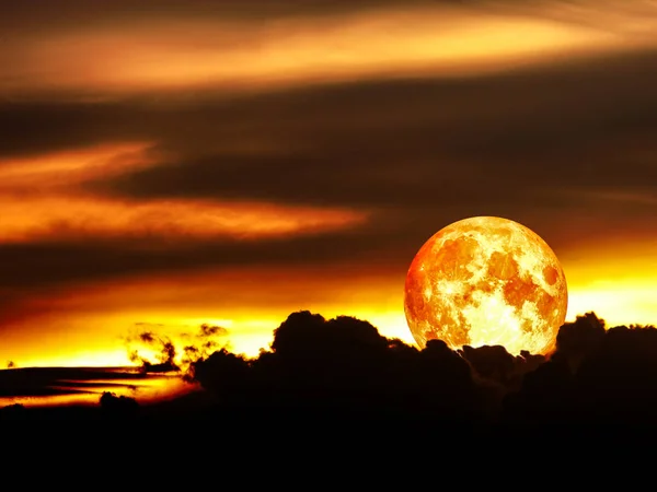 Eclipse lunar de sangre en el cielo nocturno —  Fotos de Stock