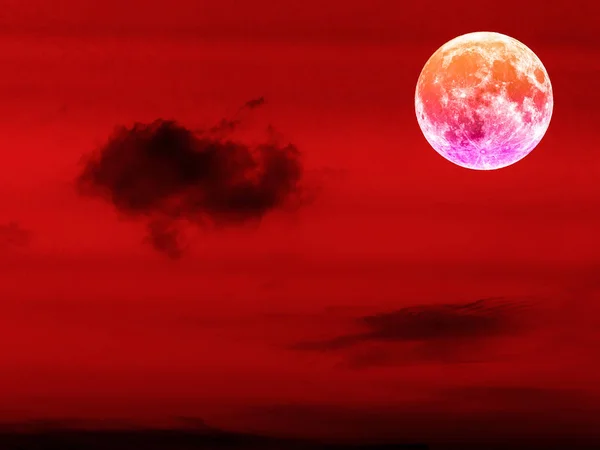 Pleine lune de sang dans le ciel nocturne rouge — Photo