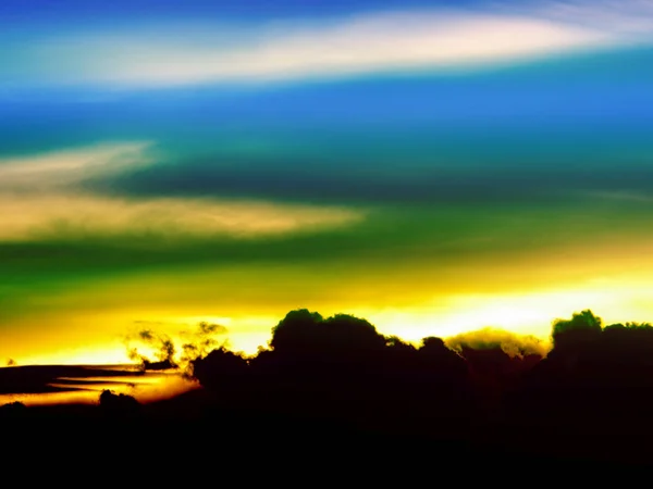 Última luz silueta nube y cielo de tono frío — Foto de Stock
