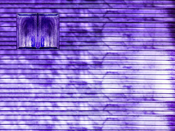 Mor ahşap pencere ve ahşap duvar