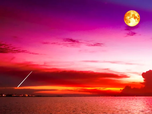 Кров повний місяць короткий хвіст метеорит падає барвисте небо заходу сонця над — стокове фото