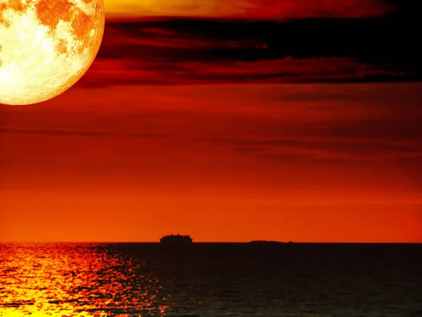 Super lleno de sangre luna barco oscuro mar puesta del sol cielo —  Fotos de Stock