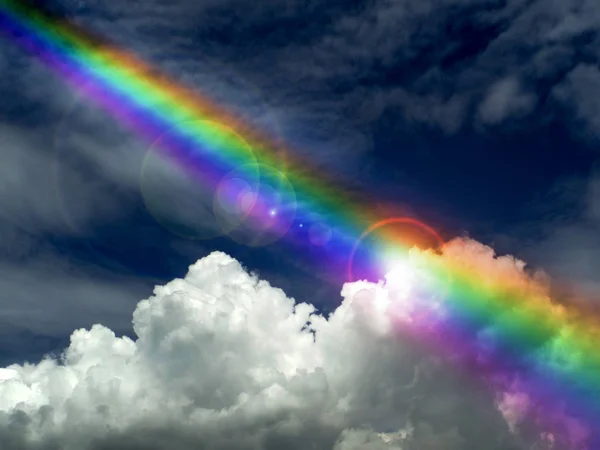 Dio benedice, la luce del sole splende sulla nube scura arcobaleno dopo la pioggia fa — Foto Stock