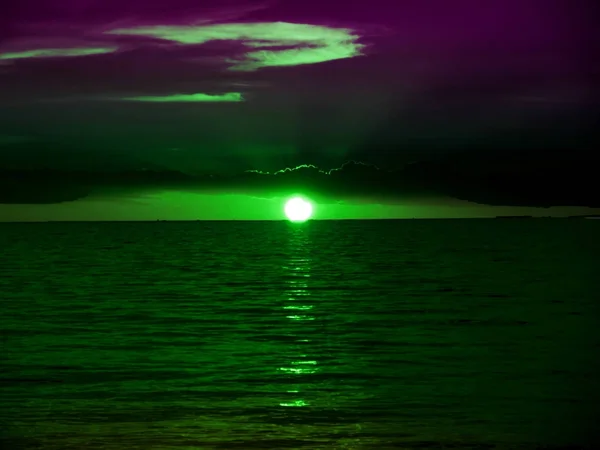 녹색 일출 모습 어두운 녹색 유리 보호를 통과 하는 때 — 스톡 사진