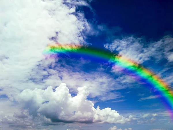 Awan tumpukan pelangi dan langit biru cerah — Stok Foto