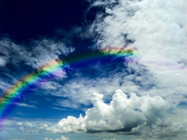 Bílé haldy cloud a jasné modré oblohy a rainbow — Stock fotografie