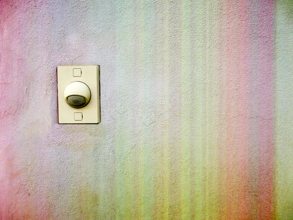Campana de alarma en la pared de tierra de color viejo — Foto de Stock