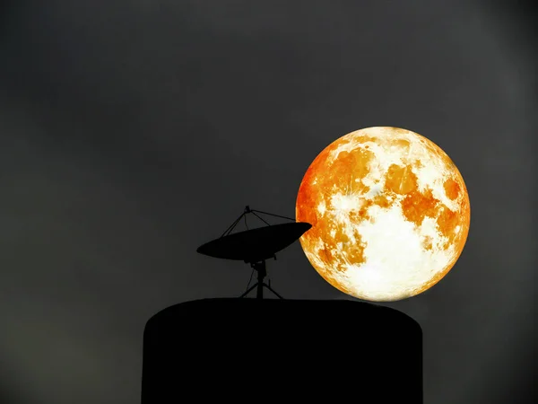 Суперполная луна и сателлитный диск на темном небе — стоковое фото