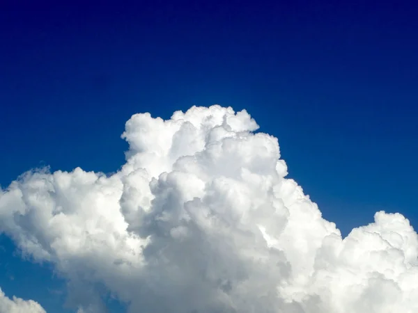 Nuvem heap branco e céu azul claro no dia — Fotografia de Stock