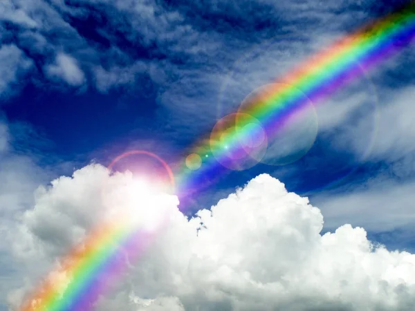 Luce del sole che splende sulla nuvola e sull'arcobaleno dopo la caduta della pioggia — Foto Stock