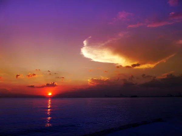Солнечный свет заката на море фиолетовое небо — стоковое фото