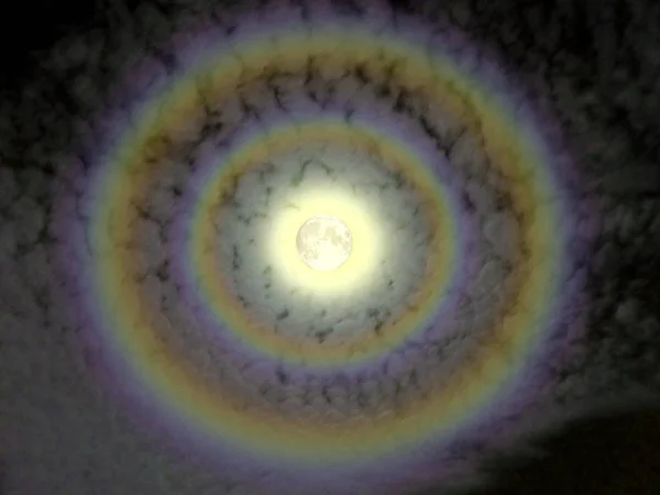 夜の空に満月二重の虹サイクル — ストック写真
