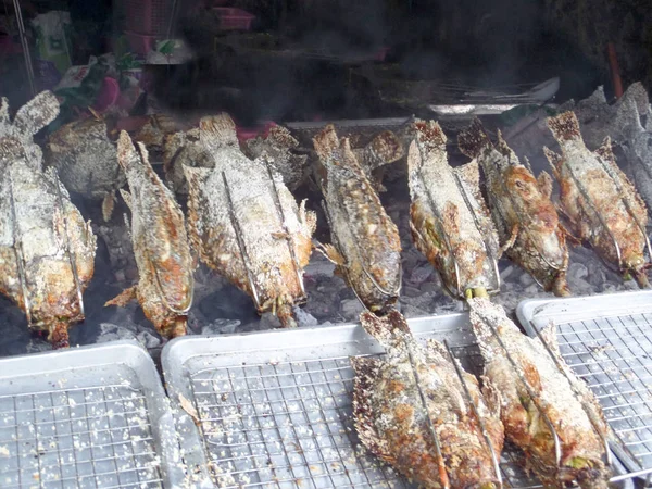 Poisson grillé et sel et ingrédient cuisine aux herbes par rouleau machin — Photo