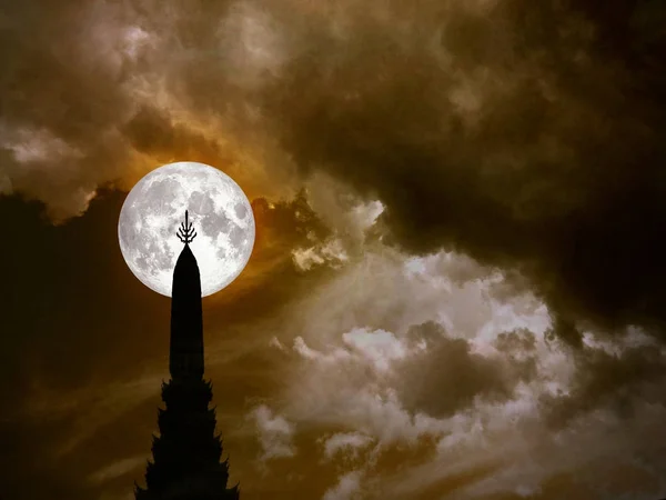 Super luna în nor de noapte pe cer și silueta de vârf de vechi p — Fotografie, imagine de stoc