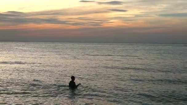 Pescador encontrar mariscos en el mar por la noche — Vídeos de Stock