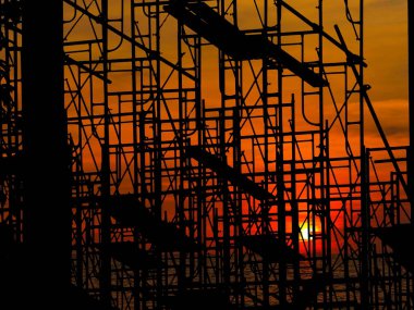 günbatımı üzerinde karanlık gökyüzü ve yapısı yapısı