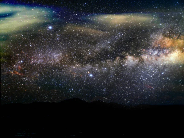 Силует гора і розмитий галактика вночі — стокове фото