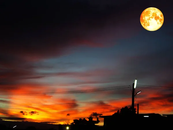 Luna piena di sangue sul cielo colorato in arancio e grigio scuro nuvola si — Foto Stock