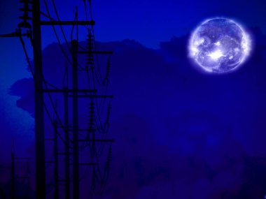 Elektrik yele gezegen ve silhouettef elektrik güç hattı