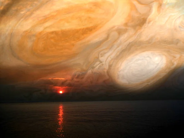 Закат на фоне моря и Юпитера — стоковое фото