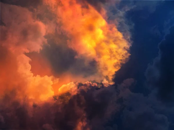 Colidir céu colorido nuvem tom quente e frio — Fotografia de Stock