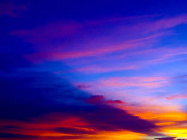 Cielo colorido en naranja azul rojo y nube oscura — Foto de Stock