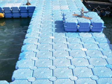 desen plastik şamandıra deniz yüzeyinde yüzen