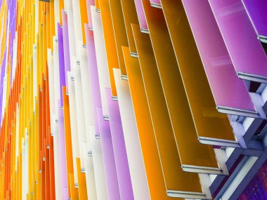 Akrilik plastik levha iç hat eğimlidir ve turuncu purp alt