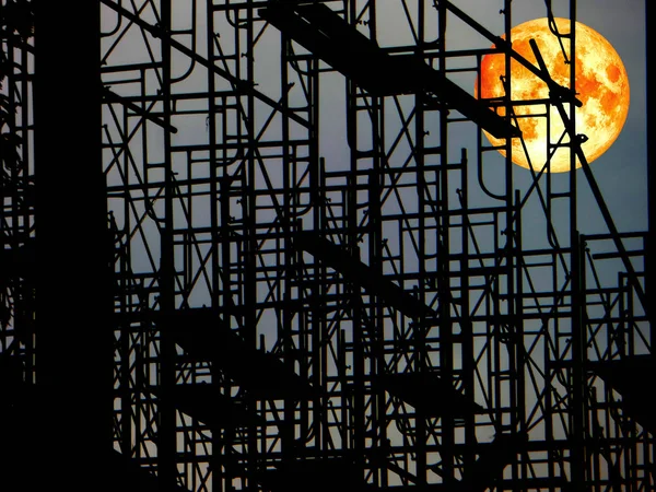 Super blood moon over de donkere hemel en silhouet structuur — Stockfoto