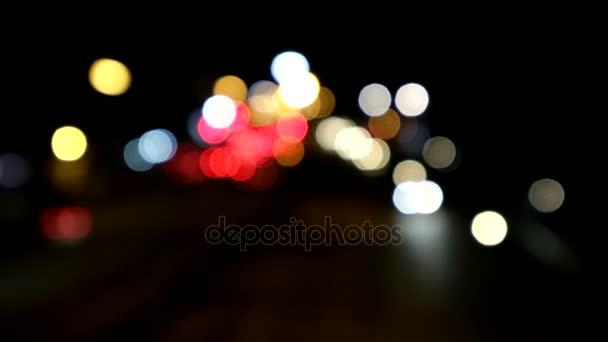 Desenfoque carretera noche luz y el vehículo volver a casa — Vídeos de Stock