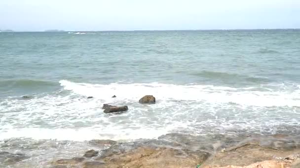 Poco oleaje piedra en el mar en temporada de tormenta — Vídeo de stock