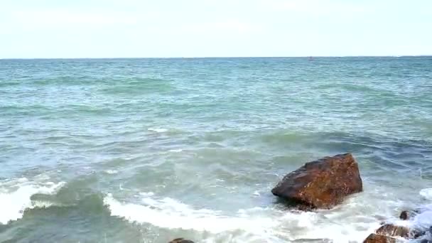 Wave surge the stone in sea always time — Stock Video