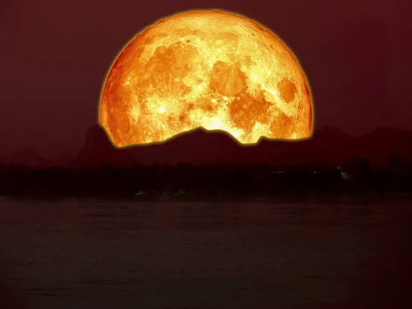 Super lleno de sangre luna espalda montaña oscuro rojo cielo — Foto de Stock