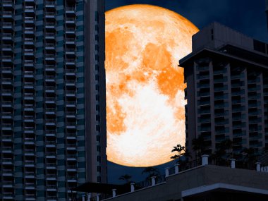 Süper tam turuncu ay arka kule gece City
