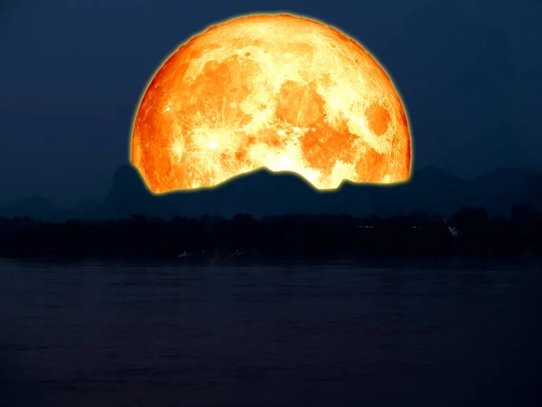 スーパー完全な血月バック山夜空 — ストック写真