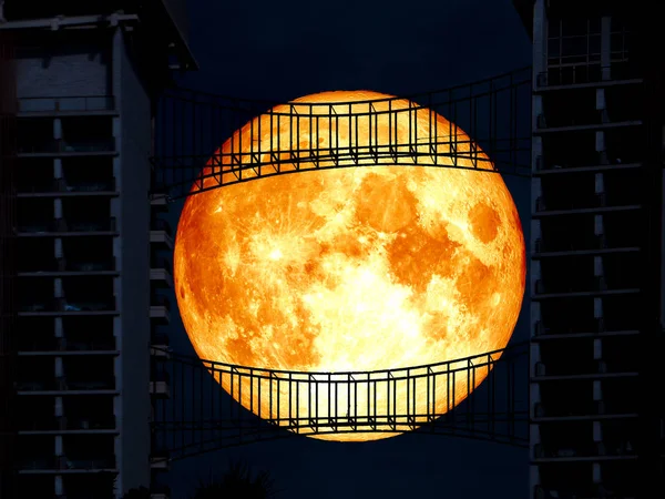 Суперголубая кровавая луна между средним металлическим мостом — стоковое фото