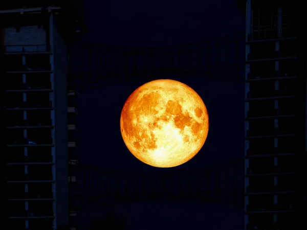 Superblutmond zwischen mittlerer Metallbrücke — Stockfoto