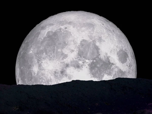Super blue moon tillbaka mitt på berget — Stockfoto