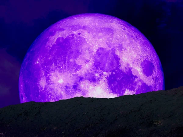 Super-Lila-Mond wieder mitten auf dem Berg — Stockfoto