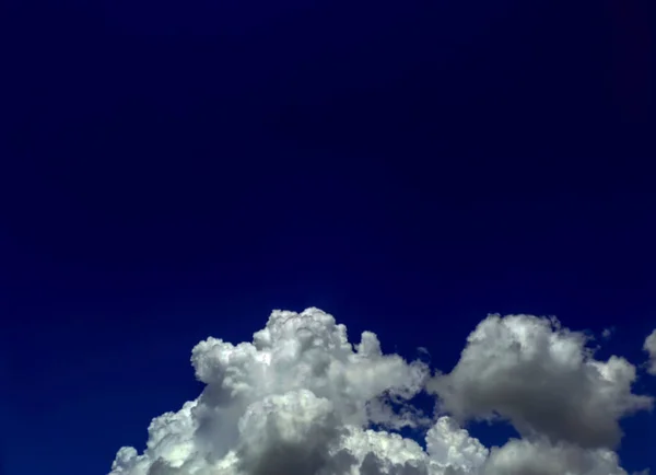 Pequena nuvem branca e céu azul e espaço — Fotografia de Stock