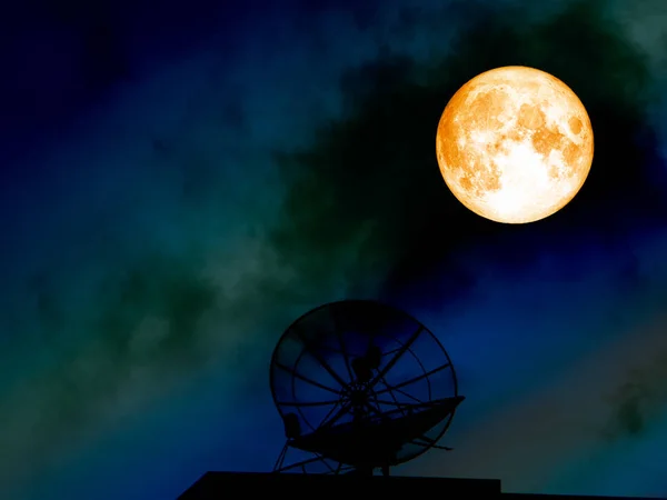 슈퍼 피 달 실루엣 인공위성 화려한 밤 하늘에 — 스톡 사진