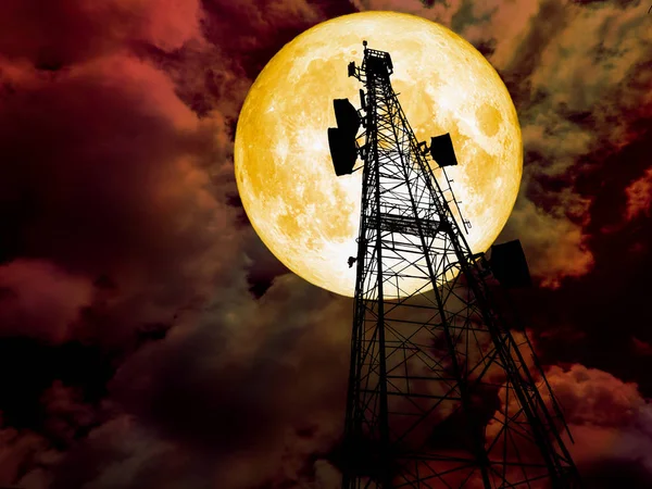 Super bloed maan silhouet pijler station donker rode hemel — Stockfoto