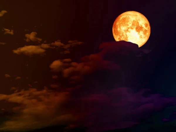 Суперполнокровная луна снова окрашивает небо — стоковое фото