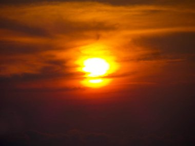 bulut turuncu gökyüzü günbatımı arkasında dalgalanma