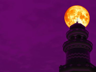 Süper kanlı ay geri Camii gece açık gökyüzü ve üst