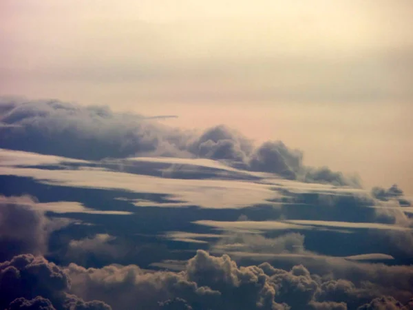 Rozmycie niebo ciemna chmura szary jasny krem sterty podczas zachodu słońca — Zdjęcie stockowe