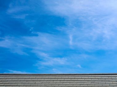 sabah çatı ve mavi gökyüzü beyaz bulut